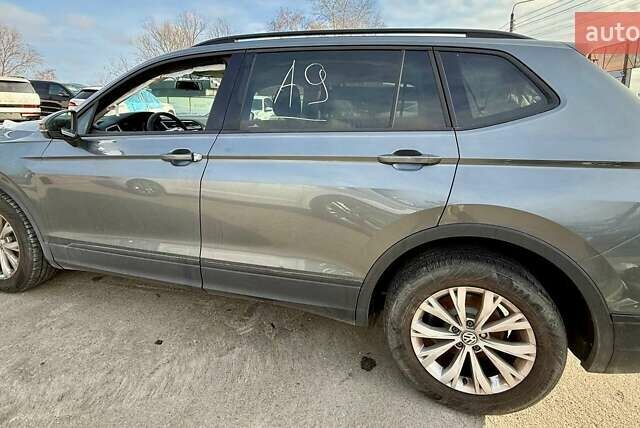 Серый Фольксваген Тигуан, объемом двигателя 2 л и пробегом 91 тыс. км за 11300 $, фото 12 на Automoto.ua