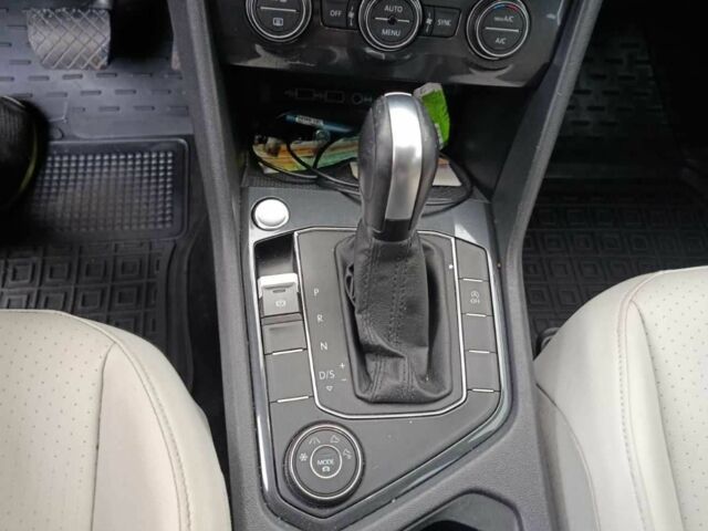 Серый Фольксваген Тигуан, объемом двигателя 2 л и пробегом 109 тыс. км за 21000 $, фото 5 на Automoto.ua