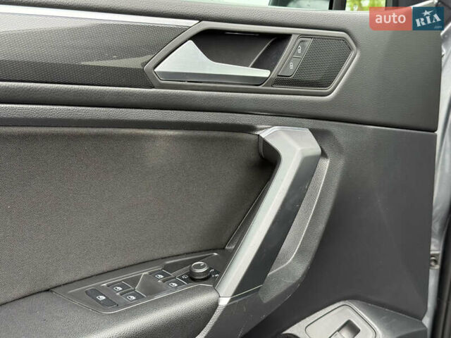 Серый Фольксваген Тигуан, объемом двигателя 2 л и пробегом 241 тыс. км за 26999 $, фото 76 на Automoto.ua