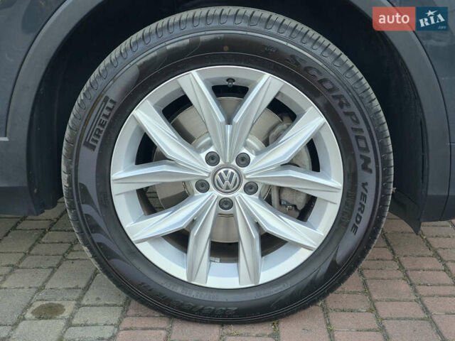 Серый Фольксваген Тигуан, объемом двигателя 2 л и пробегом 143 тыс. км за 29500 $, фото 20 на Automoto.ua