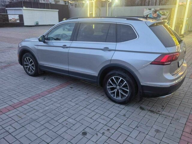 Серый Фольксваген Тигуан, объемом двигателя 2 л и пробегом 73 тыс. км за 21000 $, фото 2 на Automoto.ua