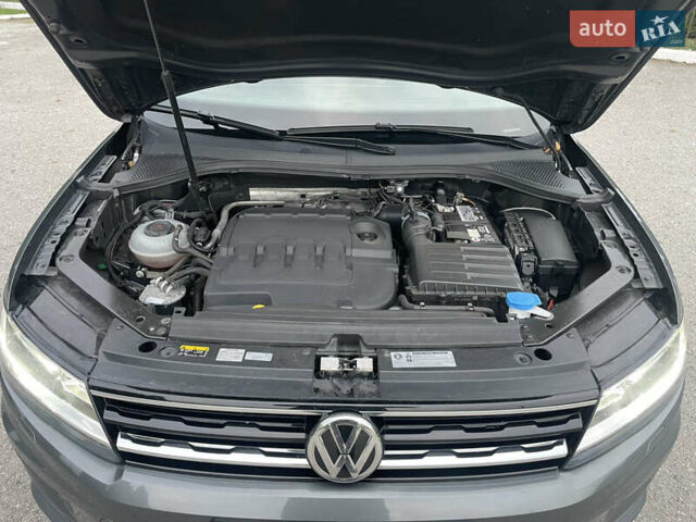 Серый Фольксваген Тигуан, объемом двигателя 1.97 л и пробегом 195 тыс. км за 28000 $, фото 30 на Automoto.ua