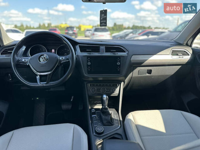 Сірий Фольксваген Тігуан, об'ємом двигуна 2 л та пробігом 122 тис. км за 17488 $, фото 10 на Automoto.ua