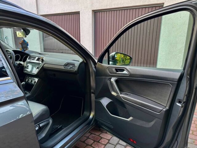 Серый Фольксваген Тигуан, объемом двигателя 2 л и пробегом 96 тыс. км за 10000 $, фото 9 на Automoto.ua