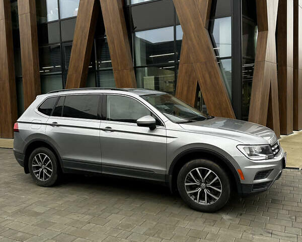 Сірий Фольксваген Тігуан, об'ємом двигуна 2 л та пробігом 195 тис. км за 16200 $, фото 3 на Automoto.ua