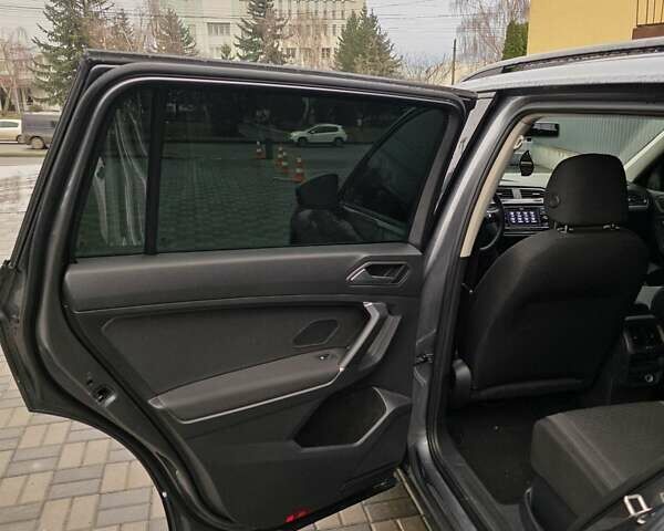 Серый Фольксваген Тигуан, объемом двигателя 2 л и пробегом 186 тыс. км за 14849 $, фото 30 на Automoto.ua