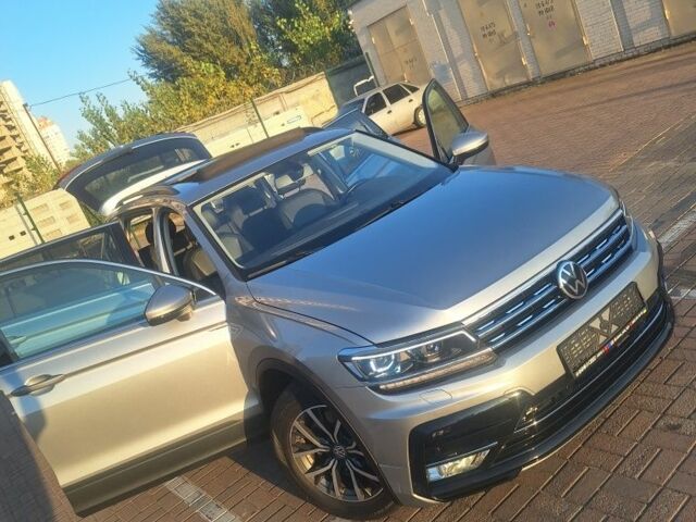 Серый Фольксваген Тигуан, объемом двигателя 2 л и пробегом 111 тыс. км за 18650 $, фото 4 на Automoto.ua
