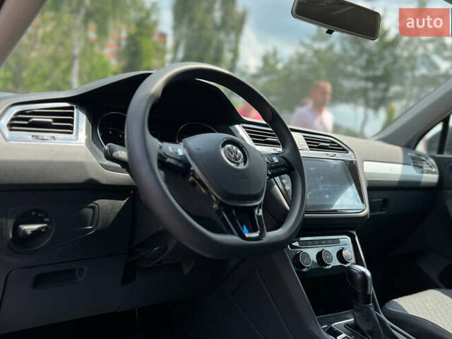 Серый Фольксваген Тигуан, объемом двигателя 2 л и пробегом 53 тыс. км за 19650 $, фото 16 на Automoto.ua