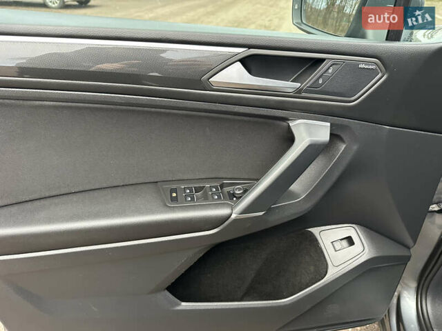 Серый Фольксваген Тигуан, объемом двигателя 1.97 л и пробегом 230 тыс. км за 27100 $, фото 20 на Automoto.ua