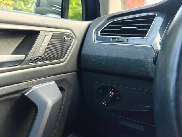 Сірий Фольксваген Тігуан, об'ємом двигуна 2 л та пробігом 33 тис. км за 15100 $, фото 7 на Automoto.ua