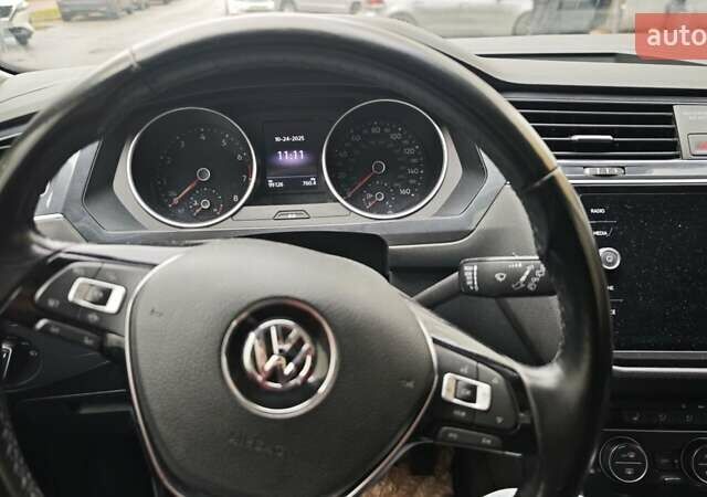 Серый Фольксваген Тигуан, объемом двигателя 1.98 л и пробегом 99 тыс. км за 20800 $, фото 2 на Automoto.ua