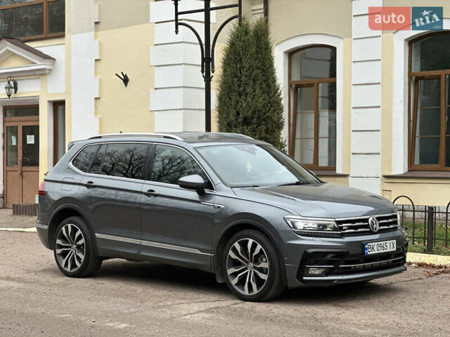 Серый Фольксваген Тигуан, объемом двигателя 1.97 л и пробегом 230 тыс. км за 27100 $, фото 4 на Automoto.ua