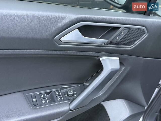 Сірий Фольксваген Тігуан, об'ємом двигуна 2 л та пробігом 62 тис. км за 21500 $, фото 47 на Automoto.ua