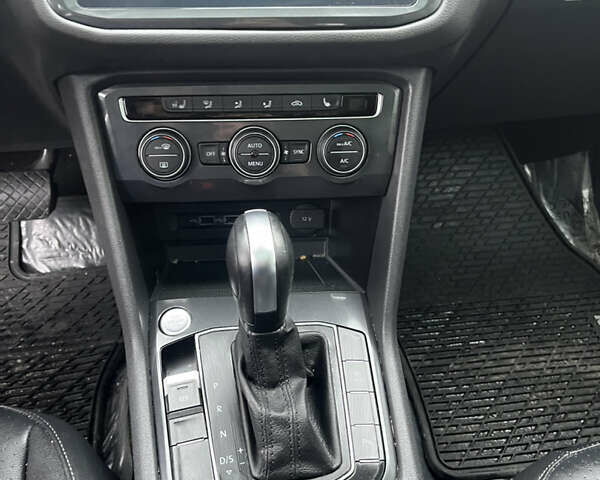 Сірий Фольксваген Тігуан, об'ємом двигуна 2 л та пробігом 176 тис. км за 13500 $, фото 10 на Automoto.ua