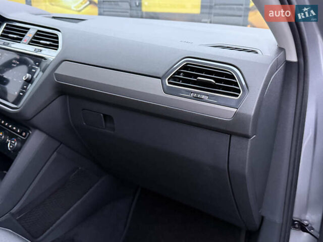 Сірий Фольксваген Тігуан, об'ємом двигуна 2 л та пробігом 62 тис. км за 21500 $, фото 30 на Automoto.ua