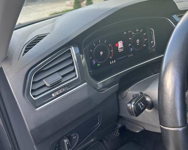 Серый Фольксваген Тигуан, объемом двигателя 1.98 л и пробегом 81 тыс. км за 30000 $, фото 4 на Automoto.ua