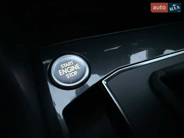 Серый Фольксваген Тигуан, объемом двигателя 2 л и пробегом 143 тыс. км за 29500 $, фото 64 на Automoto.ua