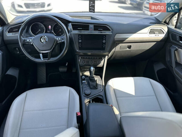 Сірий Фольксваген Тігуан, об'ємом двигуна 2 л та пробігом 122 тис. км за 17488 $, фото 9 на Automoto.ua