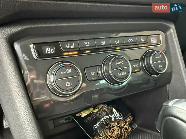 Серый Фольксваген Тигуан, объемом двигателя 2 л и пробегом 87 тыс. км за 23900 $, фото 65 на Automoto.ua