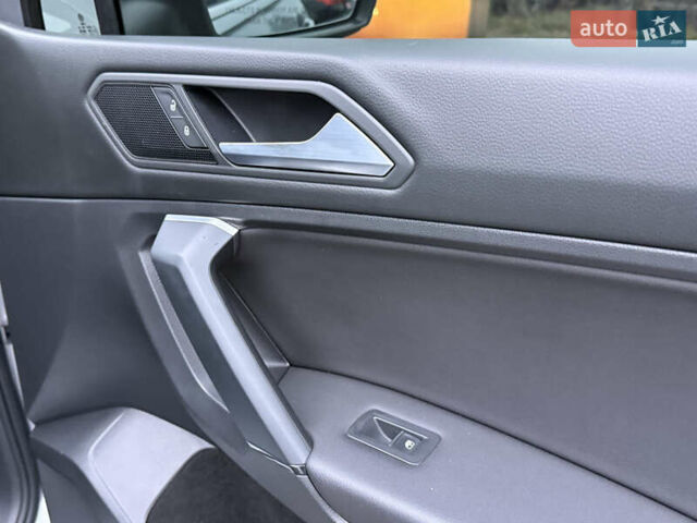 Сірий Фольксваген Тігуан, об'ємом двигуна 2 л та пробігом 62 тис. км за 21500 $, фото 32 на Automoto.ua