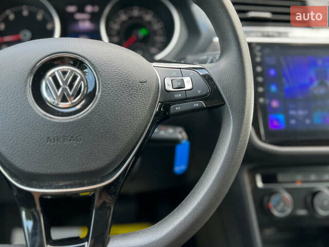 Серый Фольксваген Тигуан, объемом двигателя 2 л и пробегом 53 тыс. км за 19650 $, фото 20 на Automoto.ua