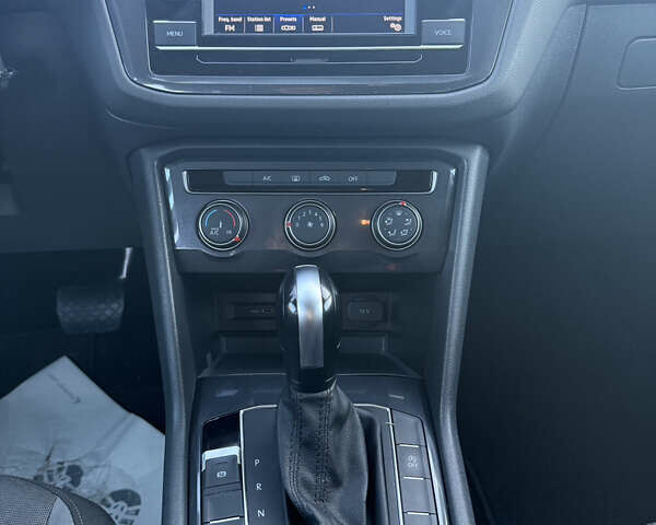 Серый Фольксваген Тигуан, объемом двигателя 2 л и пробегом 121 тыс. км за 16300 $, фото 17 на Automoto.ua