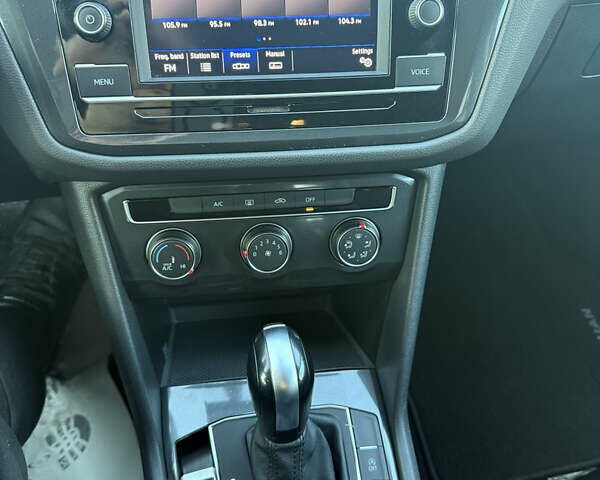 Серый Фольксваген Тигуан, объемом двигателя 2 л и пробегом 121 тыс. км за 16300 $, фото 28 на Automoto.ua