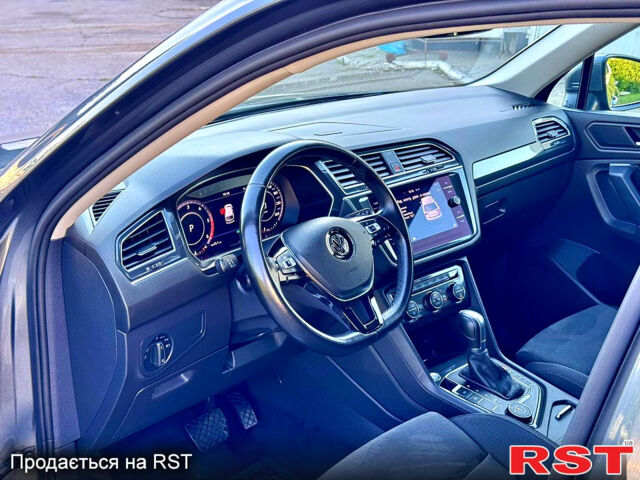 Серый Фольксваген Тигуан, объемом двигателя 2 л и пробегом 237 тыс. км за 28950 $, фото 4 на Automoto.ua