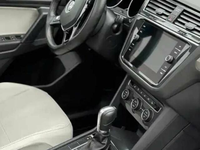 Серый Фольксваген Тигуан, объемом двигателя 2 л и пробегом 130 тыс. км за 14500 $, фото 7 на Automoto.ua