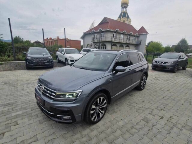 Серый Фольксваген Тигуан, объемом двигателя 2 л и пробегом 214 тыс. км за 21800 $, фото 1 на Automoto.ua