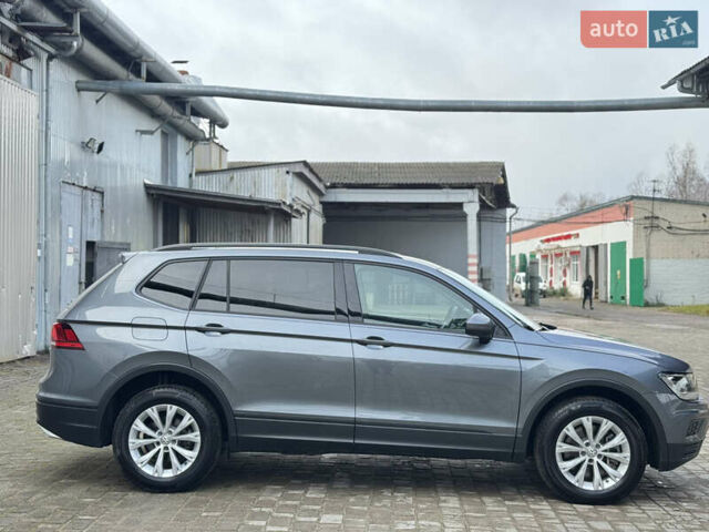 Серый Фольксваген Тигуан, объемом двигателя 2 л и пробегом 190 тыс. км за 15950 $, фото 16 на Automoto.ua