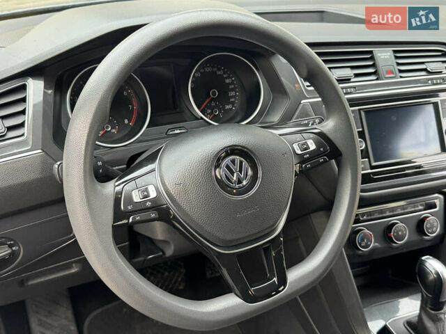Серый Фольксваген Тигуан, объемом двигателя 2 л и пробегом 190 тыс. км за 15950 $, фото 45 на Automoto.ua