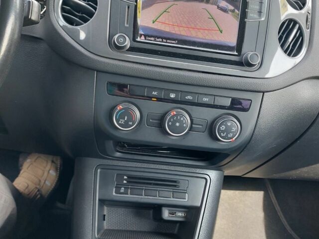 Сірий Фольксваген Тігуан, об'ємом двигуна 2 л та пробігом 143 тис. км за 12700 $, фото 4 на Automoto.ua