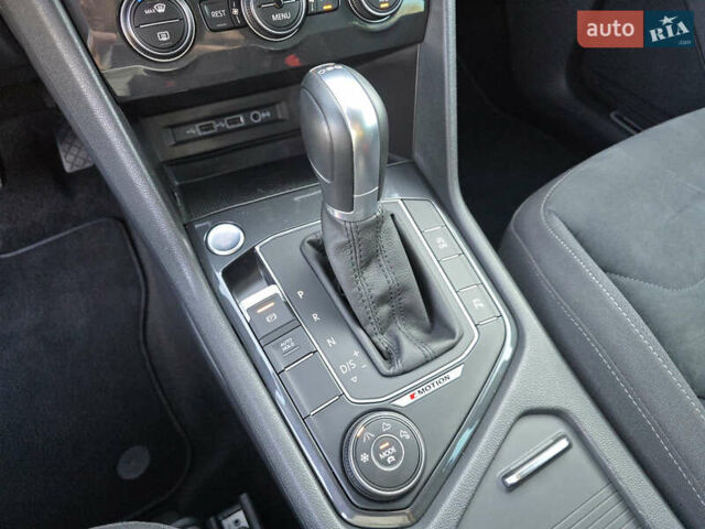 Серый Фольксваген Тигуан, объемом двигателя 2 л и пробегом 143 тыс. км за 29500 $, фото 42 на Automoto.ua