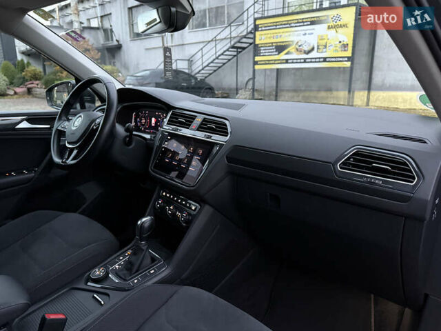 Серый Фольксваген Тигуан, объемом двигателя 2 л и пробегом 143 тыс. км за 29500 $, фото 41 на Automoto.ua