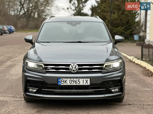 Серый Фольксваген Тигуан, объемом двигателя 1.97 л и пробегом 230 тыс. км за 27100 $, фото 1 на Automoto.ua