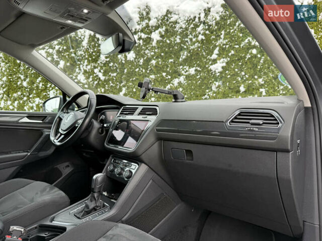 Серый Фольксваген Тигуан, объемом двигателя 2 л и пробегом 241 тыс. км за 26999 $, фото 51 на Automoto.ua