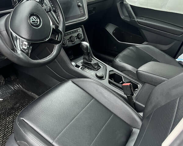 Сірий Фольксваген Тігуан, об'ємом двигуна 2 л та пробігом 176 тис. км за 13500 $, фото 11 на Automoto.ua