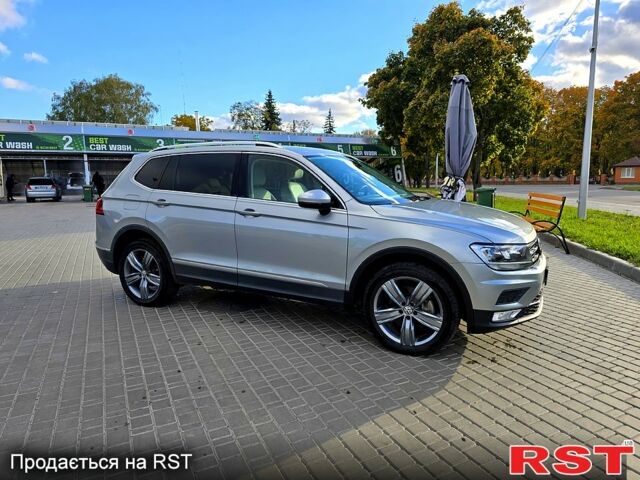 Сірий Фольксваген Тігуан, об'ємом двигуна 2 л та пробігом 147 тис. км за 21950 $, фото 3 на Automoto.ua