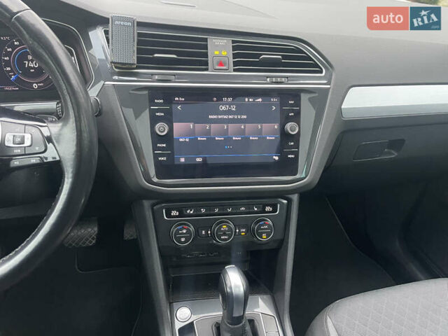 Серый Фольксваген Тигуан, объемом двигателя 1.97 л и пробегом 195 тыс. км за 28000 $, фото 21 на Automoto.ua