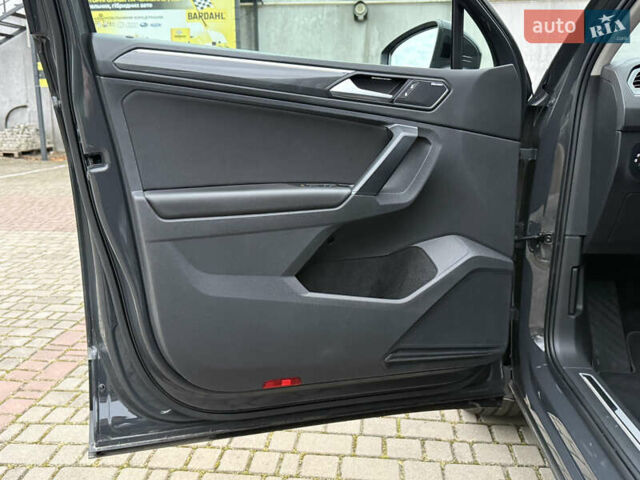 Серый Фольксваген Тигуан, объемом двигателя 2 л и пробегом 143 тыс. км за 29500 $, фото 67 на Automoto.ua