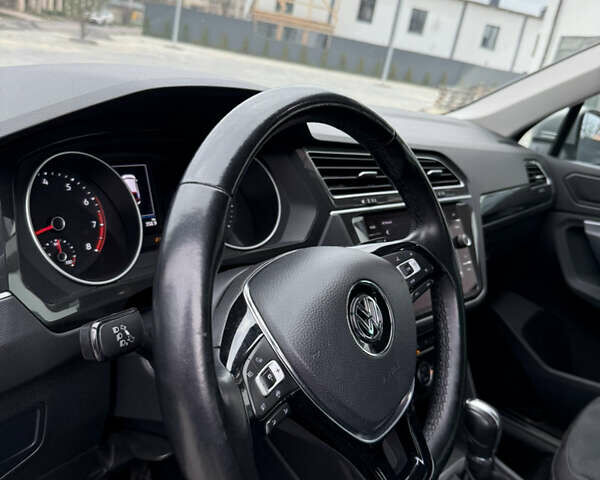 Серый Фольксваген Тигуан, объемом двигателя 2 л и пробегом 87 тыс. км за 23900 $, фото 62 на Automoto.ua