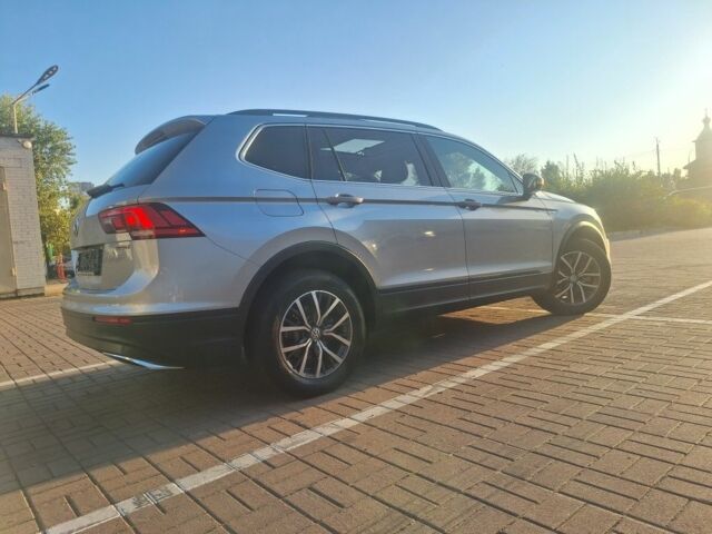 Серый Фольксваген Тигуан, объемом двигателя 2 л и пробегом 111 тыс. км за 18650 $, фото 3 на Automoto.ua