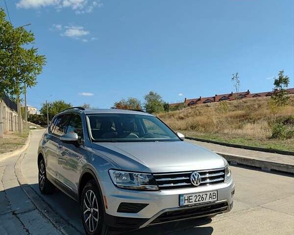 Серый Фольксваген Тигуан, объемом двигателя 2 л и пробегом 49 тыс. км за 19999 $, фото 2 на Automoto.ua