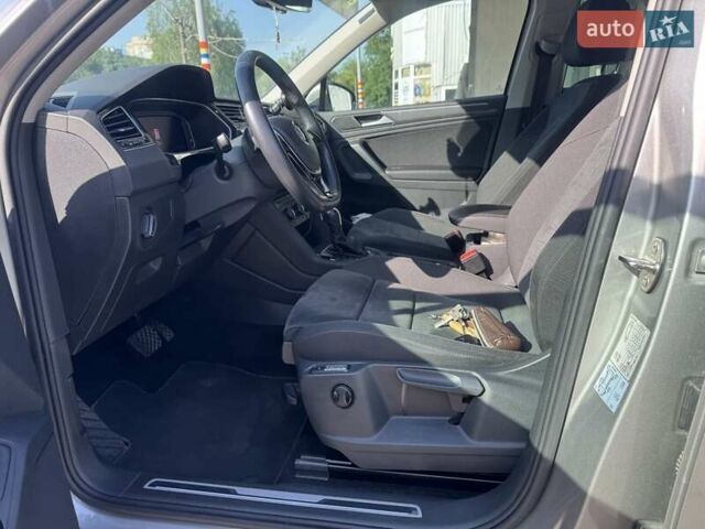 Серый Фольксваген Тигуан, объемом двигателя 1.97 л и пробегом 111 тыс. км за 32000 $, фото 27 на Automoto.ua