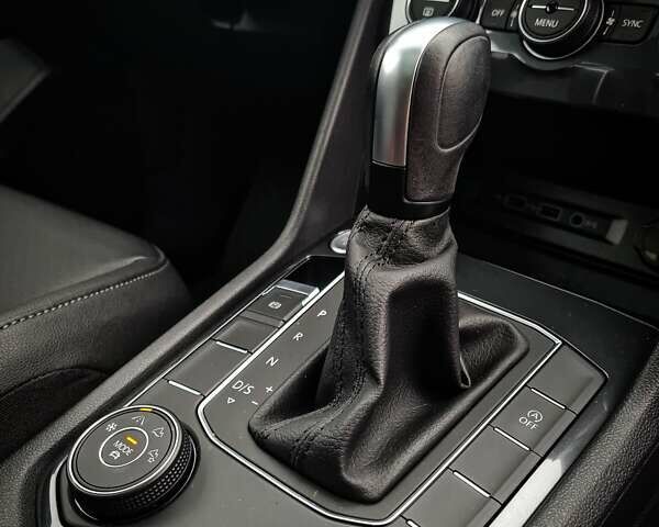 Серый Фольксваген Тигуан, объемом двигателя 2 л и пробегом 122 тыс. км за 20500 $, фото 20 на Automoto.ua