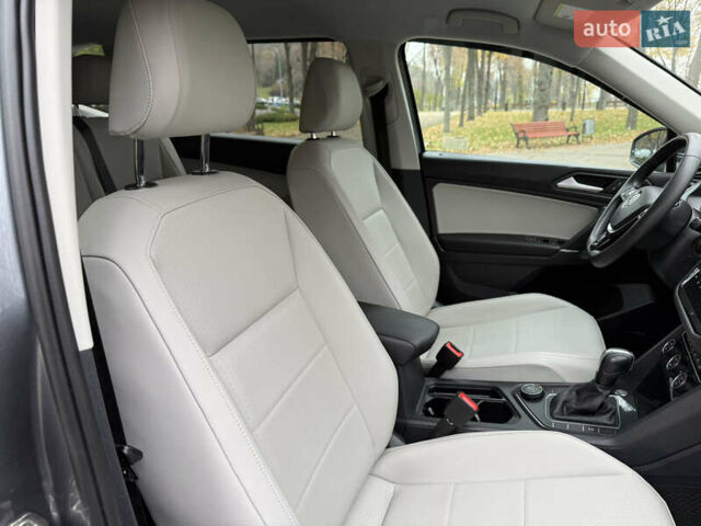 Сірий Фольксваген Тігуан, об'ємом двигуна 2 л та пробігом 212 тис. км за 16900 $, фото 65 на Automoto.ua