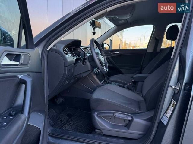 Серый Фольксваген Тигуан, объемом двигателя 2 л и пробегом 53 тыс. км за 18900 $, фото 14 на Automoto.ua