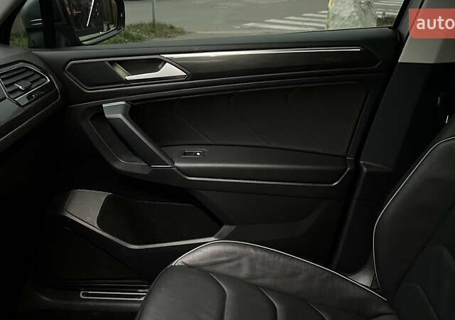 Серый Фольксваген Тигуан, объемом двигателя 2 л и пробегом 75 тыс. км за 29999 $, фото 27 на Automoto.ua