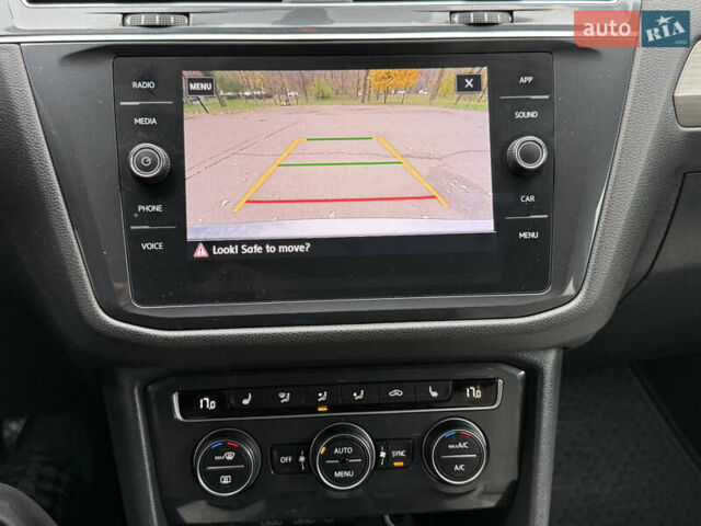 Сірий Фольксваген Тігуан, об'ємом двигуна 2 л та пробігом 212 тис. км за 16900 $, фото 41 на Automoto.ua